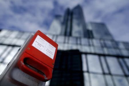 An emergency stop is seen next to the Deutsche Bank headquarters in Frankfurt, Germany October 8, 2015. REUTERS/Ralph Orlowski