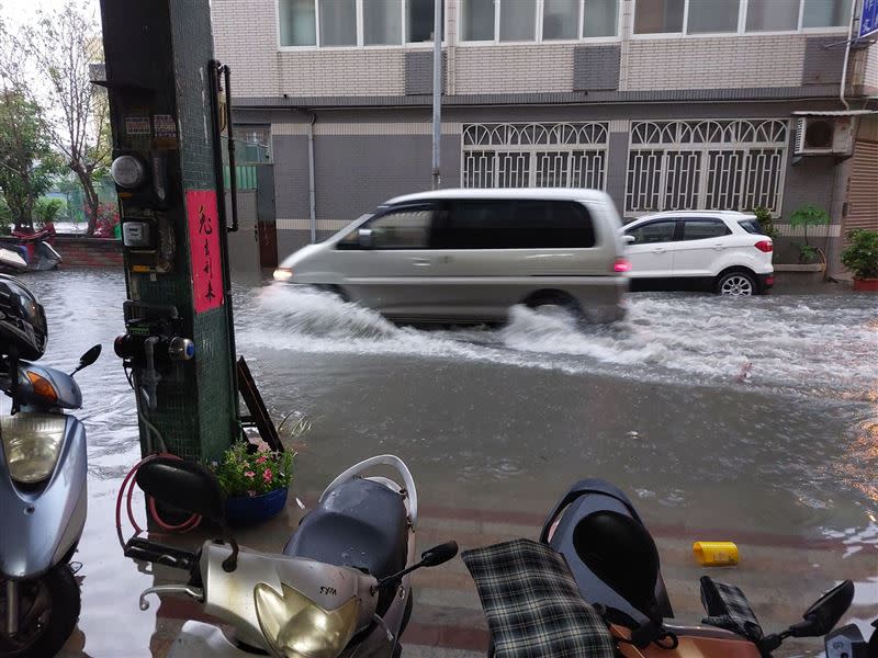 彰化鹿港地區淹水，車輛駛過濺起水花。（圖／翻攝自施佩妤臉書粉專）