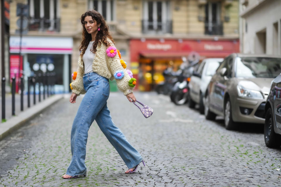 In Fashion-Metropolen wie Paris ein beliebter Street-Style, und nun kommen Wide-Leg-Jeans auch in unsere Kleiderschränke - aus gutem Grund!