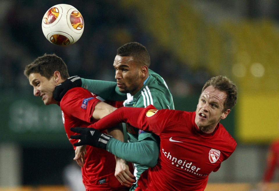Fulvio Sulmoni (L) and Lukas Schenkel (R) of FC Thun challenge Terrence Boyd of Rapid Vienna (C) for a high ball during their Europa League soccer match in Vienna November 28, 2013. REUTERS/Heinz-Peter Bader (AUSTRIA - Tags: SPORT SOCCER TPX IMAGES OF THE DAY)