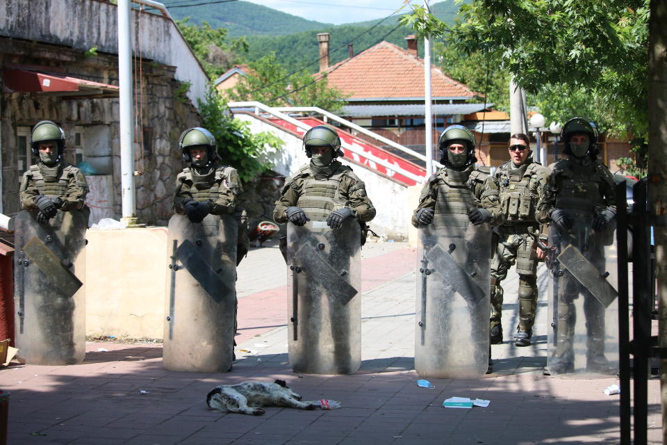 KFOR-Soldaten schützen den Zugang zum Rathaus von Zvecan.(Bild: Erkin Keci/Anadolu Agency via Getty Images)