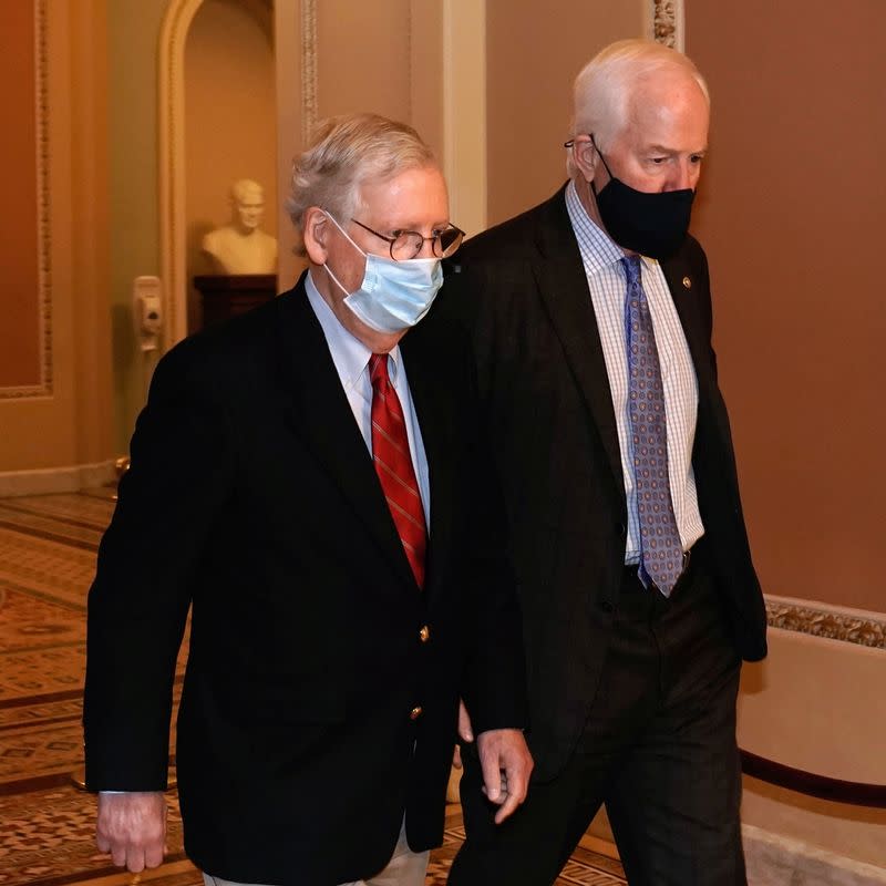 El líder de la mayoría del Senado de Estados Unidos, el republicano Mitch McConnell, camina con el senador John Cornyn.