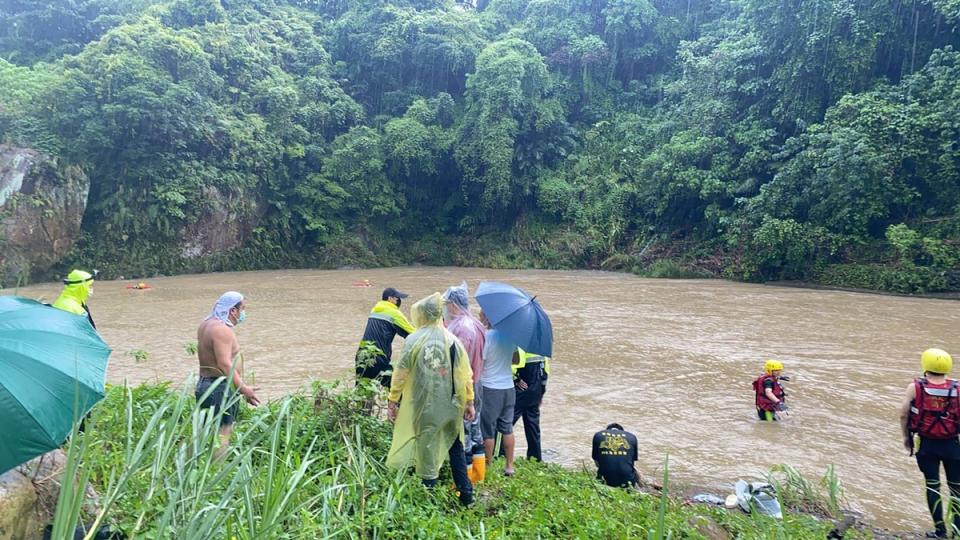 新北市石碇區19日下午發生民眾遭溪水沖走事件，14歲陳姓少女為搭救落水男性友人意外遭水沖走，警消搜救3個多小時未果，因天色昏暗決定20日上午再繼續。（翻攝畫面）