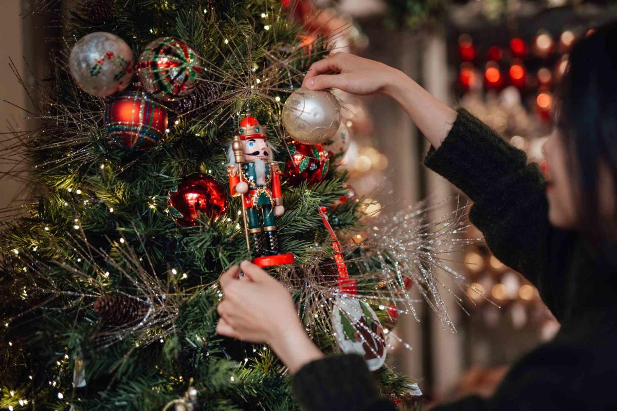 How Enormous Christmas Trees Become Holiday Decor in Major U.S. Cities -  Bloomberg