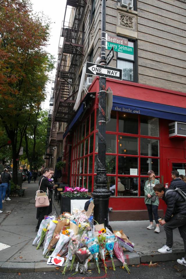 New Yorkers are flocking to the 'Friends' apartment to mourn the death of  Matthew Perry