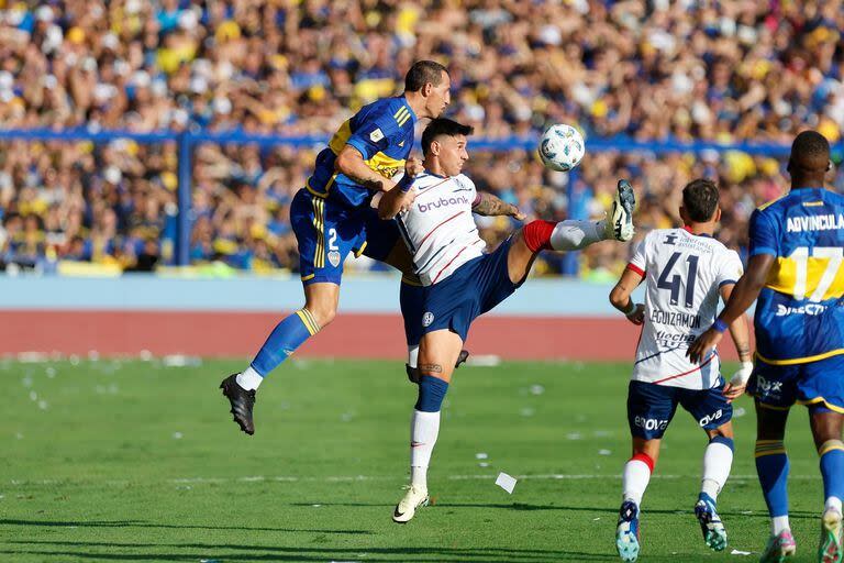 Bareiro intenta controlar la pelota ante la carga de Lema