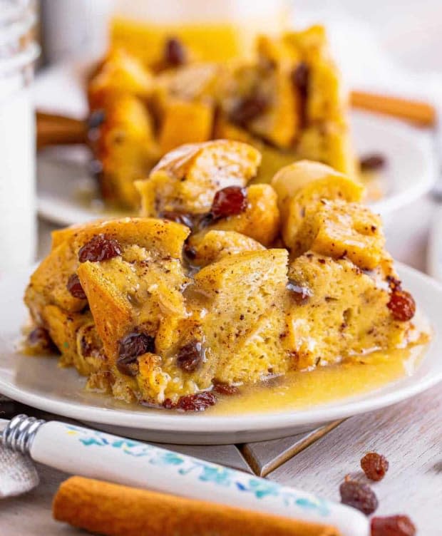<p><a href="https://www.thecountrycook.net/crock-pot-bread-pudding/" rel="nofollow noopener" target="_blank" data-ylk="slk:The Country Cook" class="link ">The Country Cook</a></p>