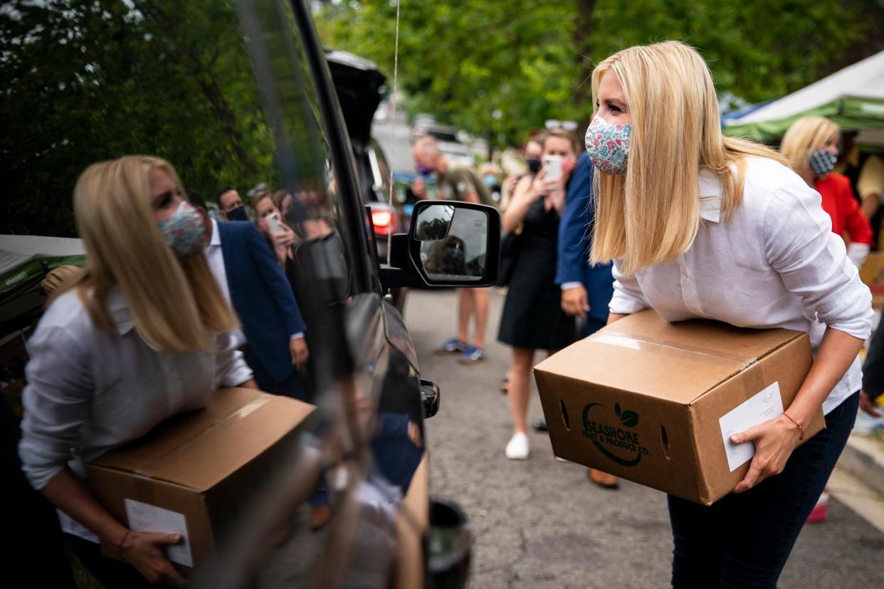 Ivanka Trump ayuda a distribuir cajas de alimentos como parte del programa de cajas de alimentos Farmers to Families, en el DC Dream Center, el 20 de julio de 2020 en Washington, DC (Getty Images)