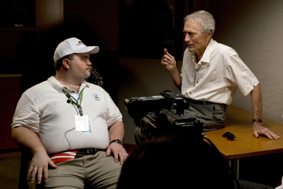 El director Clint Eastwood charla con el actor Paul Walter Hauser durante el rodaje de "Richard Jewell" en una imagen proporcionada por Warner Bros. (Claire Folger/Warner Bros. Pictures via AP)