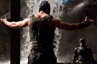 <b>"The Dark Knight Rises"</b><br><br>Gotham wird vor dem Joker und Harvey Dent gerettet; der Preis dafür ist: Die Schuld an dem, was passiert ist, ruht maßgeblich auf Batmans Schultern und verbannt ihn aus dem Rampenlicht. Das gibt ziemlich genau die Zusammenhänge wieder, die Frank Miller auch in „The Dark Knight Returns" schildert. Batman kehrt zurück, nach dem er im Auge der Öffentlichkeit lange nicht präsent war. Sein Gegner diesmal ist bereits bekannt: Es ist der Terrorist Bane. Der deutsche Kinostart ist für den <b>26. Juli 2012</b> geplant.