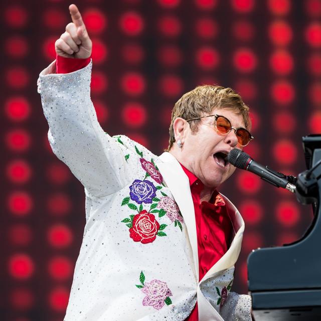 Elton John recreates Dodgers Stadium look at final farewell show