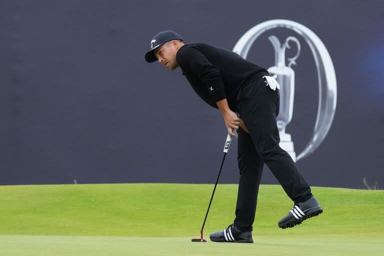 El estadounidense Xander Schauffele reacciona a su putt en el hoyo 18 en la última ronda del Abierto Británico en Royal Troon