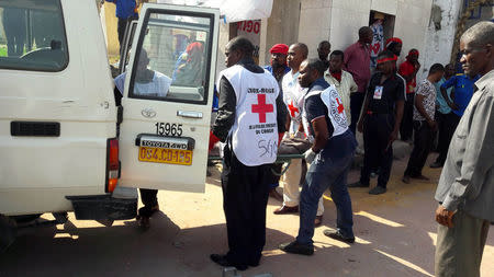 Red Cross members remove dead bodies from Ne Muanda Nsemi's house in Ngaliema, Kinshasa, Democratic Republic of Congo February 14, 2017. REUTERS/Aaron Ross