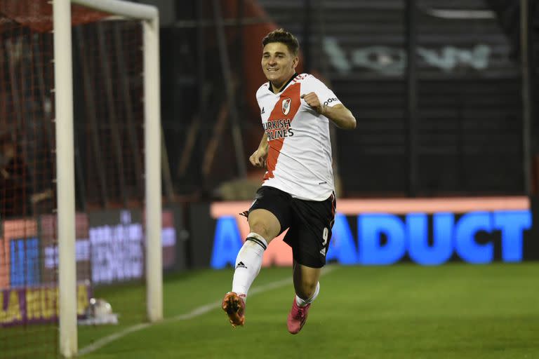 Julián Álvarez tuvo una noche perfecta ante Newell's, con dos goles y dos asistencias