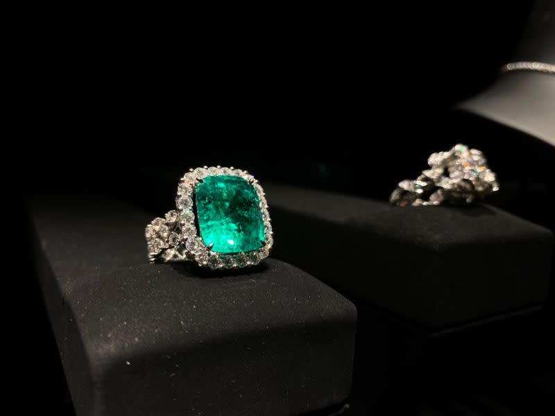 ▲Dior Print高級珠寶暨腕錶展，一只 11.12 克拉哥倫比亞祖母綠，是市場少見新創作品，參考價格 3,700 萬。（圖／記者蕭涵云攝）