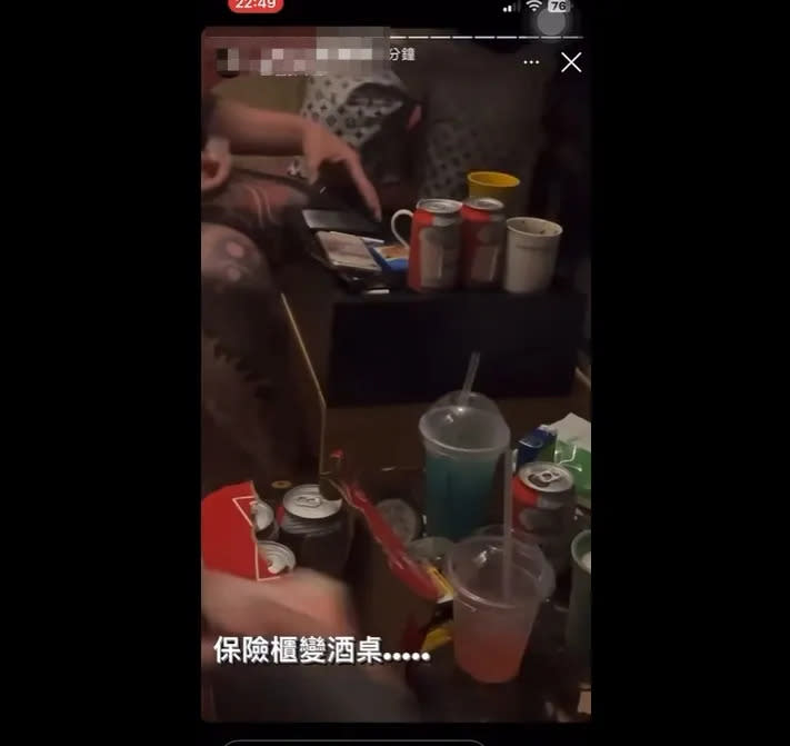 周女疑似貼出現場拉K的影片。翻攝畫面