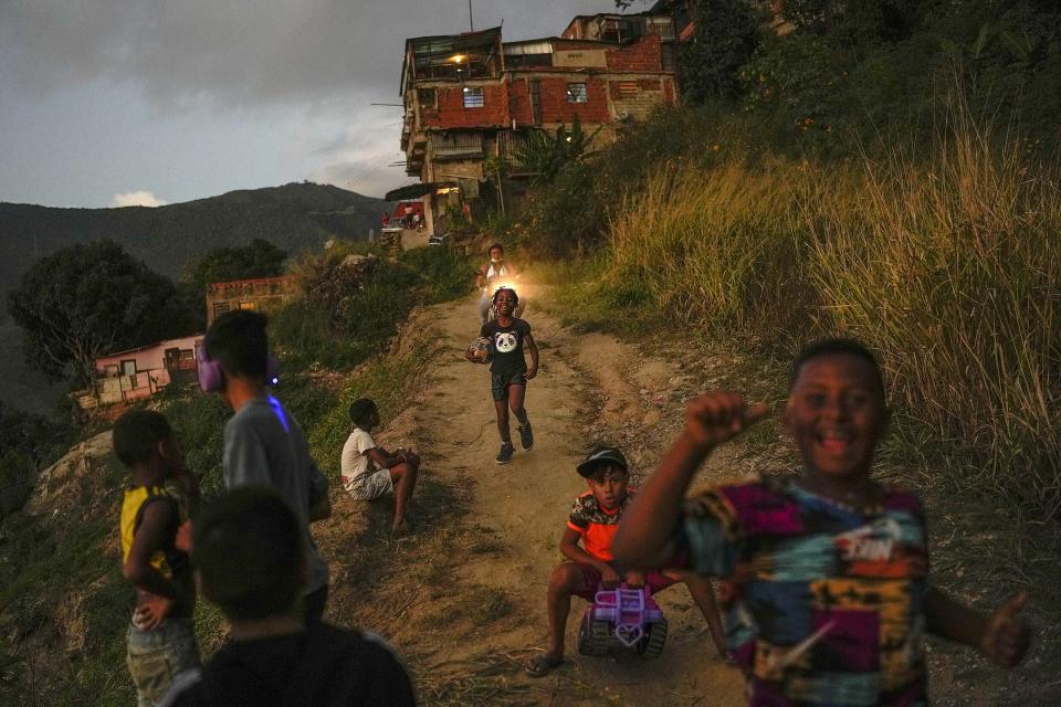 2022年1月2日，委內瑞拉加拉加斯的社區，孩子們在路上玩耍。