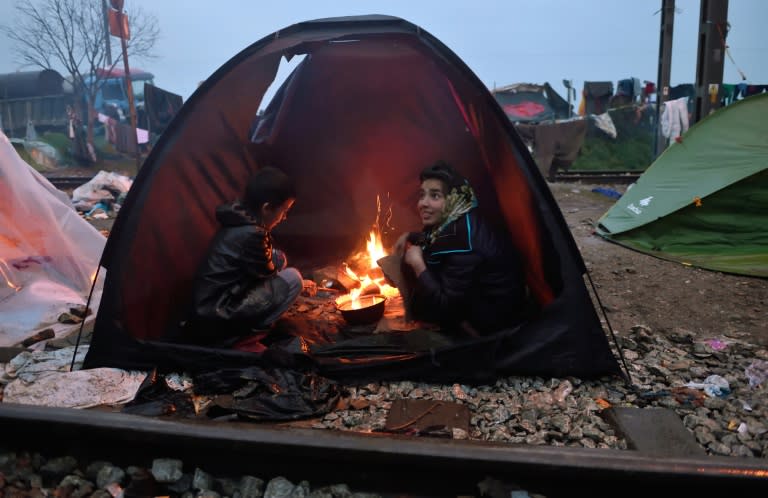 De jeunes migrants à la frontière gréco-macédonienne, près du village d'Idomeni (Grèce), le 15 mars 2016