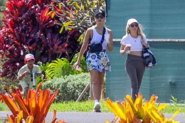 Alba se mostró dispuesta a disfrutar los días de calor, relajada, y sin compromisos. Fue captada con un look súper informal de estampado floral tropical y zapatillas blancas