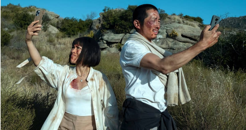 《怒嗆人生》史蒂芬·元，搭配華裔脫口秀女諧星黃艾麗演出受困於情緒及生活狀態的男女。（圖／Netflix提供）