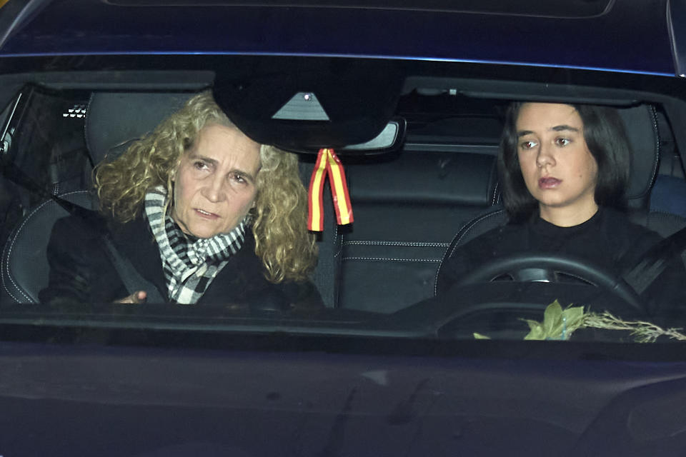 La infanta Elena también se despidió de su tía y fue Victoria Federica quien la llevó en coche. (Foto: Carlos R. Alvarez / Getty Images)