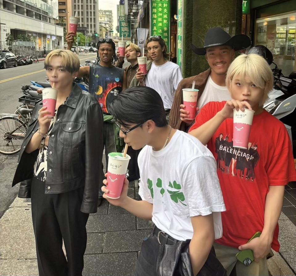 PSYCHIC FEVER團員迫不及待喝起台灣的珍珠奶茶。（翻攝PSYCHIC FEVER X）