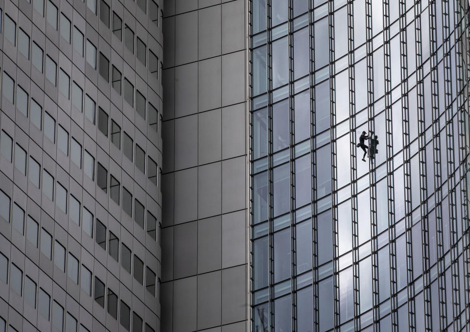 El escalador urbano Alain Robert, apodado el "Hombre Araña francés". escala el rascacielos Skyper" en Fránfort, Alemania, sábado 28 de septiembre de 2019. (AP Foto/Michael Probst)