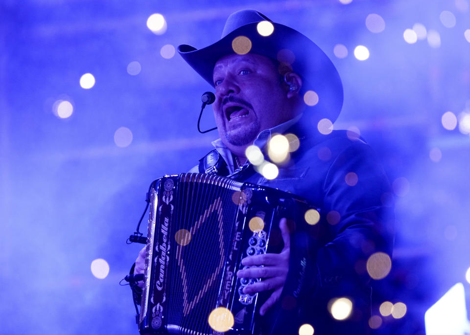 Beto Zapata, cantante de la banda mexicana Pesado, durante su concierto en el segundo día del festival Arre en la Ciudad de México el 10 de septiembre de 2023. (Foto AP/Fernando Llano)