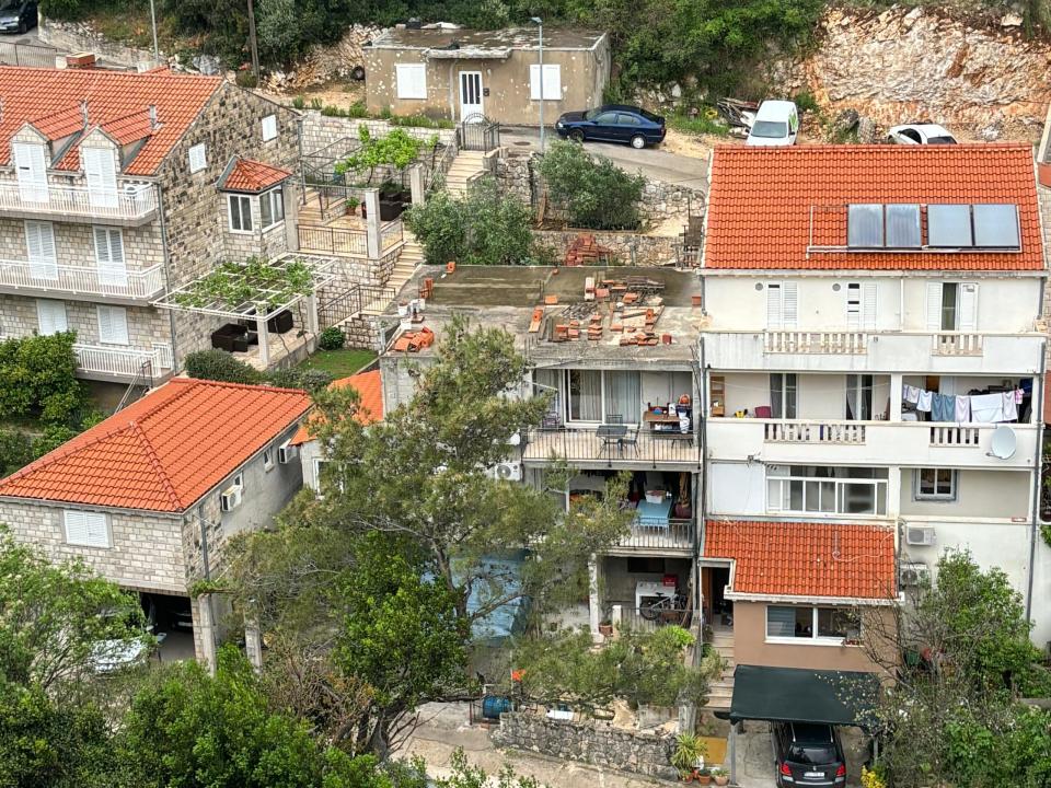 Die Flachdächer der Häuser im kroatischen Ort Mokošica deuten an, wo Bewohnende um neue Etagen aufstocken. - Copyright: Joshua Zitser/Business Insider