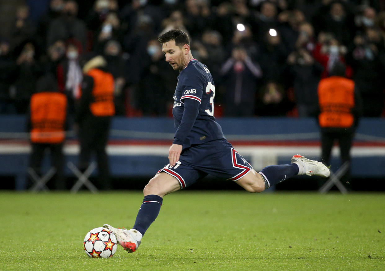 Lionel Messi del PSG dispara un tiro penal durante el partido del grupo A de la Liga de Campeones de la UEFA entre el Paris Saint-Germain (PSG) y el Club Brugge KV en el estadio Parque de los Príncipes el 7 de diciembre de 2021. (Foto: John Berry/Getty Images)