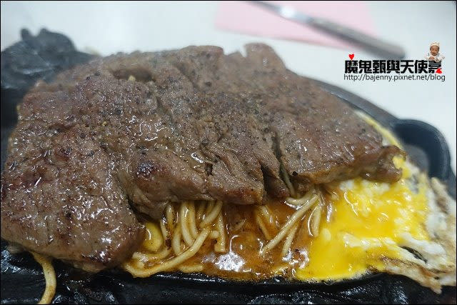 《捷運板南線/板橋車站美食》板橋大仁街鼎庭牛排館大庭牛排~板橋排隊平價牛排