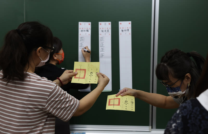 九合一地方選舉下午4時開始開票，各地支持者都守在電視機前關注選情。（圖片來源：中央社）