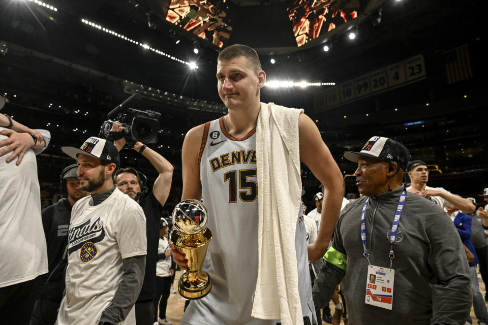 LOS ANGELES, CA - 22 DE MAIO: Nikola Jokic (15) do Denver Nuggets deixou o campo com o troféu de MVP na mão após o quarto período do Nuggets.  113-111 Finais da Conferência Oeste, Jogo 4, vitória sobre o Los Angeles Lakers na Crypto.com Arena em Los Angeles na segunda-feira, 22 de maio de 2023. O Nuggets venceu a série melhor de sete por 4-0 para avançar para sua primeira Finais da NBA.  na história da franquia.  (Foto de AAron Ontiveroz/The Denver Post)