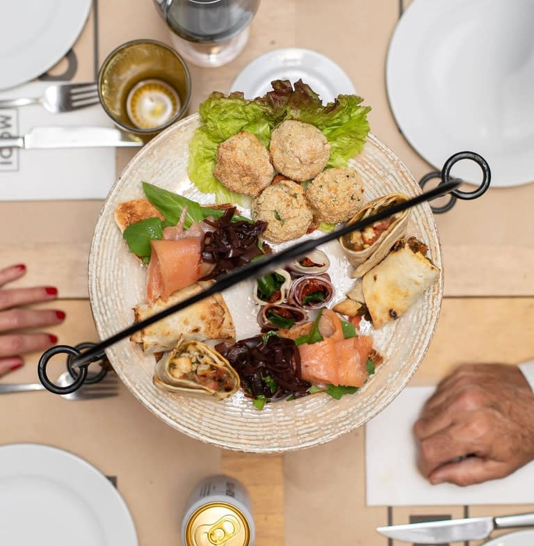 En Möoi las croquetas y buñuelos están muy bien representados con falafels y mini risotto balls.