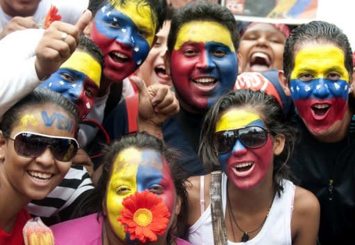 Jóvenes con sus caracas pintadas con los colores nacionales de Venezuelas manifiestan en apoyo de Chávez el 10 de enero