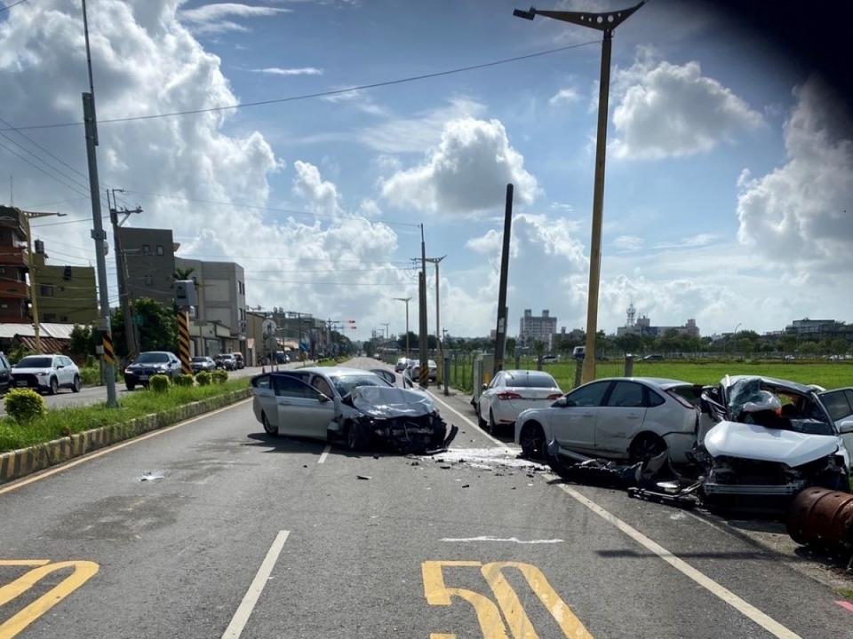 高雄市岡山區國軒路下午發生直行車與左轉車碰撞的車禍，造成2車5人受傷送醫。（圖：民眾提供）