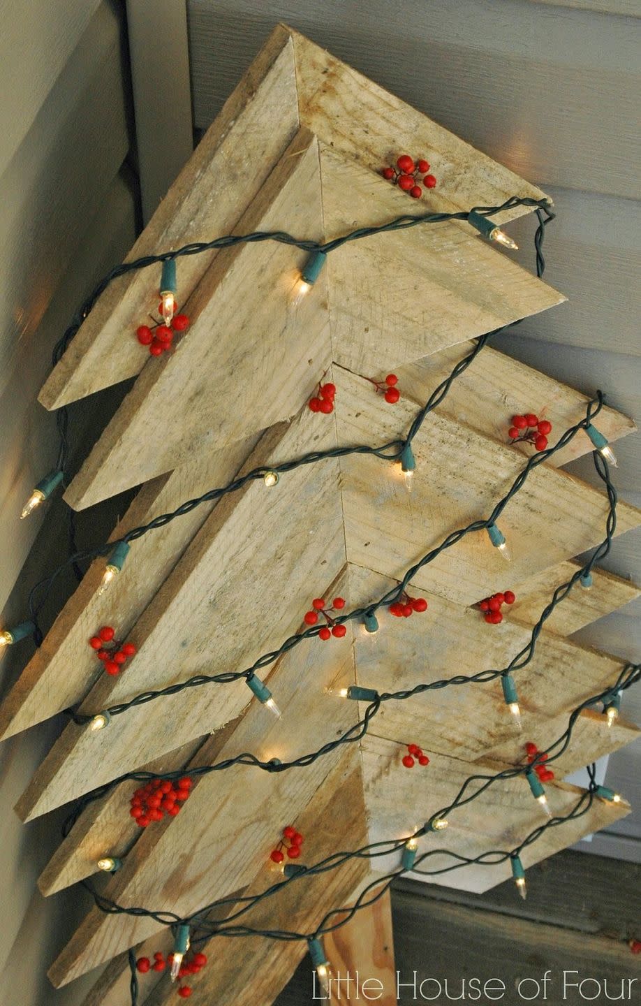 19) Large Rustic Pallet Christmas Tree