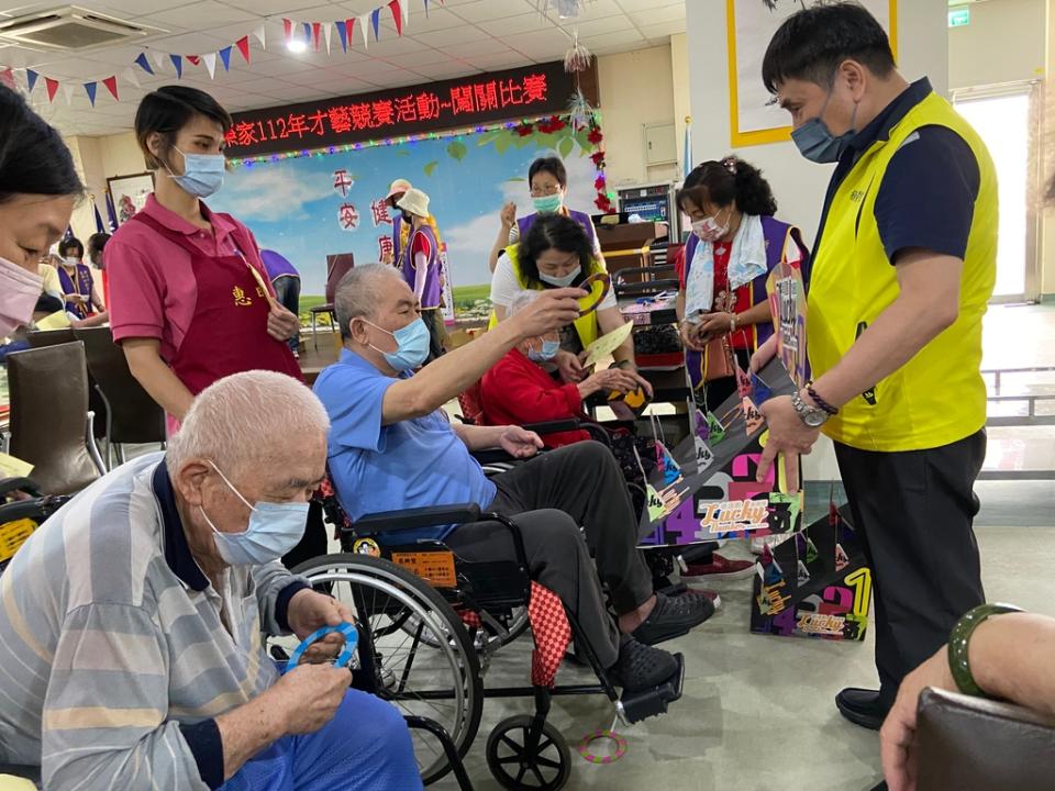 《圖說》長輩認真玩起遊戲絲毫不輸年輕人的氣魄。〈板橋榮家提供〉