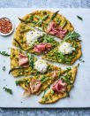 <p>Pour une touche carnivore, on découpe des morceaux de prosciutto qu’on ajoute sur sa pizza avant d’enfourner.</p><p>Découvrir la recette <a href="https://www.oliveandmango.com/flatbread-pizza-with-pesto-asparagus-prosciutto-and-burrata/" rel="nofollow noopener" target="_blank" data-ylk="slk:ici;elm:context_link;itc:0;sec:content-canvas" class="link ">ici</a></p><br>