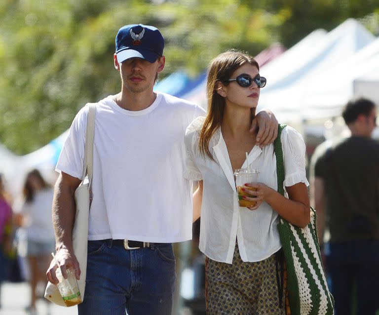 Austin Butler y Kaia Gerber se mostraron muy cariñosos mientras compraban plantas y alimentos en el famoso Hollywood Farmers' Market de Los Ángeles