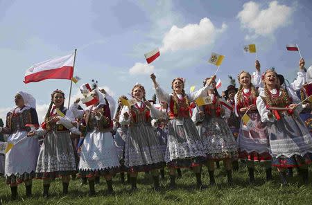 Faithfuls cheer as they wait for Pope Francis' arrival at Balice airport near Krakow, Poland July 27, 2016. REUTERS/David W Cerny