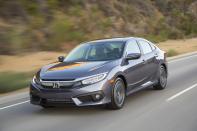 <p>Mejor sedan: El Honda Civic ha aparecido en la lista de Edmunds.com de coches con mejor valor de reventa cuatro veces desde 2011, convirtiéndole en el mejor modelo de su categoría sin tener en cuenta las marcas de lujo. Después de cinco años, el Civic se deprecia de media un 35%, comparado con el 60% de la media. </p>