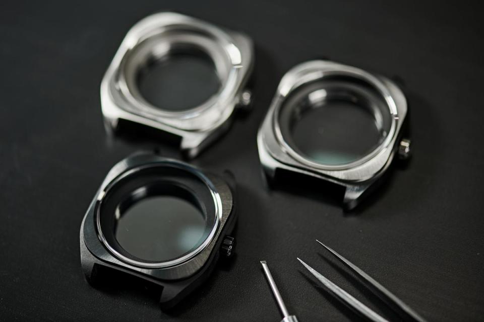 愛馬仕拆解幾何形狀的概念，設計出H08方中帶圓的錶款外型，細部的倒角和打磨也都做得很細膩，是越看越耐看的風格設計。