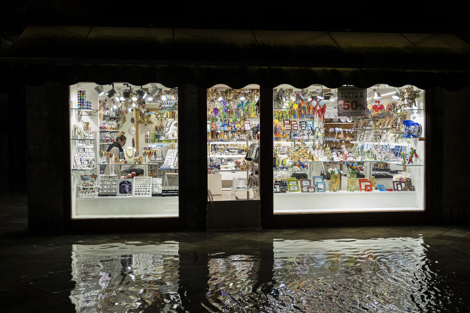 L'Amministrazione comunale di Venezia presenterà richiesta di stato di crisi alla Regione Veneto. Il sindaco Brugnaro: "Tutti i cittadini e le imprese raccolgano materiale utile a dimostrare i danni subiti con fotografie, video, documenti o altro nei prossimi giorni comunicheremo le modalità precise per la richiesta di contributo". Disposta intanto la chiusura delle scuole di Venezia e isole di ogni ordine e grado. (Photo by Stefano Mazzola/Awakening/Getty Images)