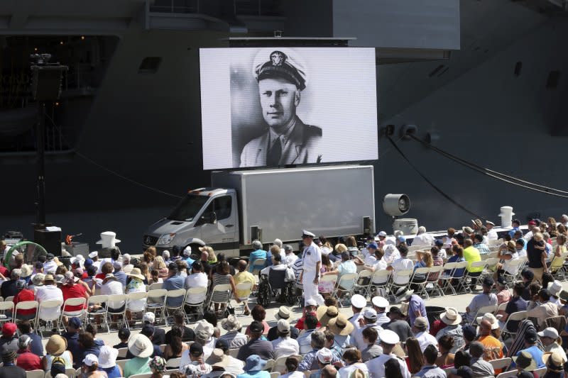 2017年7月22日，美軍福特號（USS Gerald R. Ford）航空母艦正式服役，現場展示前總統福特的肖像（AP）