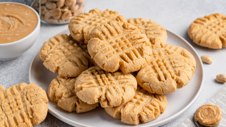 A plate of peanut butter cookies