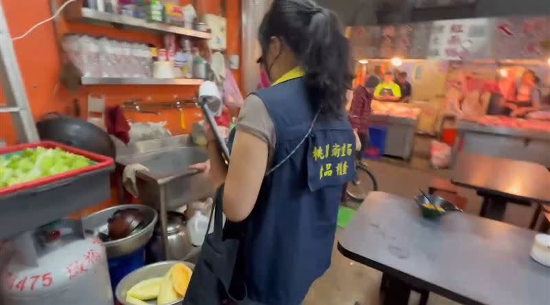 衛生局目前已稽查72間異國料理餐廳，發現廚房衛生環境「宛如20年前的台灣鄉下」。（圖／桃園市衛生局提供）