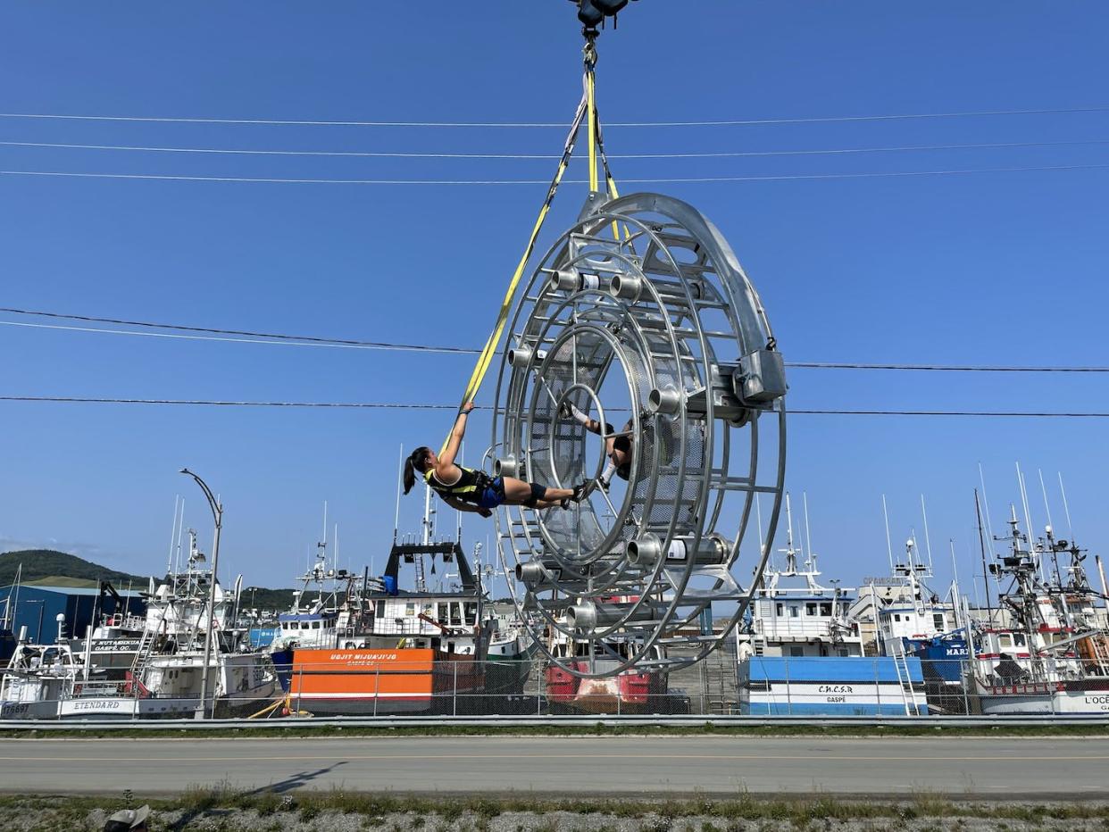 Le O d'écH2osystème est une roue de quatre mètres de diamètre qui s’accroche au moyen d’une grue sur le pont d’un navire, un quai ou sur les berges du Saint-Laurent des petites et grandes municipalités. (Geneviève Dupéré), Fourni par l'auteur