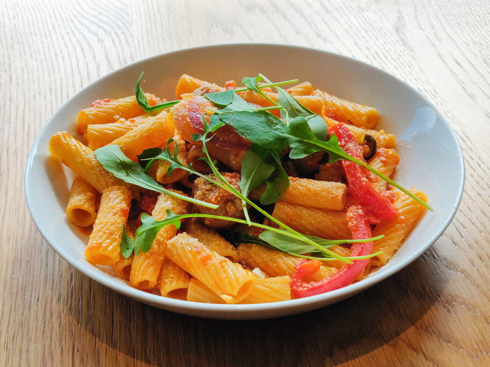 Rigatoni with arugula and tomato