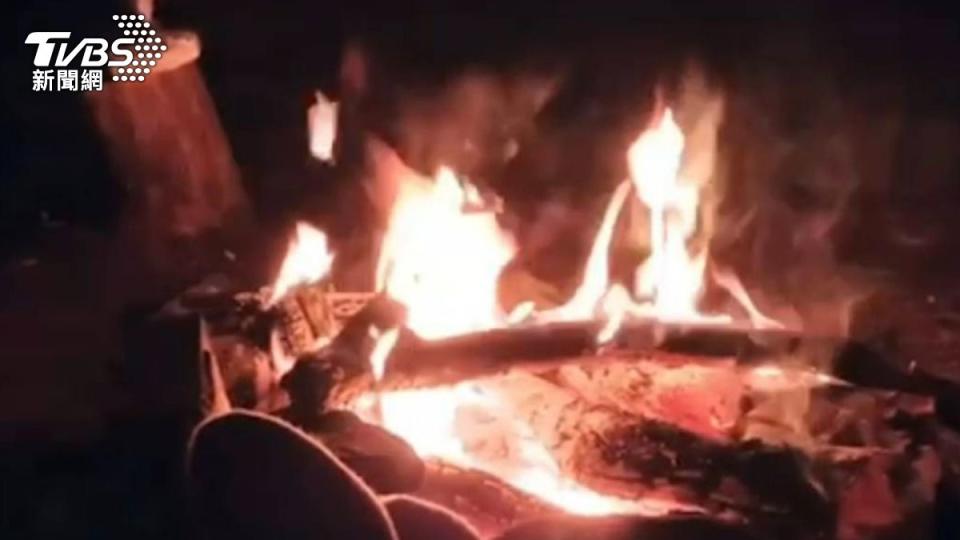4人燃燒枯木取暖。（圖／TVBS）